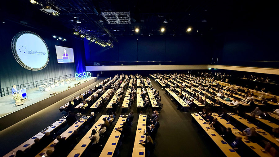 Über 600 Gäste im Plenum/More than 600 participants in the plenary session