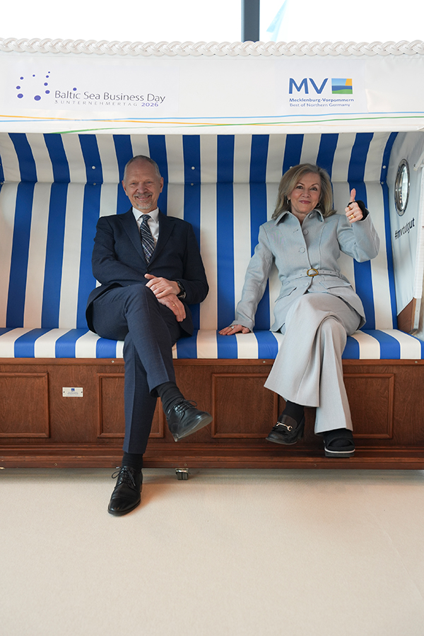 Botschaftergrüße aus dem Strandkorb: Giedrius Puodžiūnas: Botschafter der Republik Litauen, Veronika Wand-Danielsson, Botschafterin von Schweden/A brief break in the beach chair: Giedrius Puodžiūnas, Ambassador of the Republic of Lithuania, Veronika Wand-Danielsson, Ambassador of Sweden