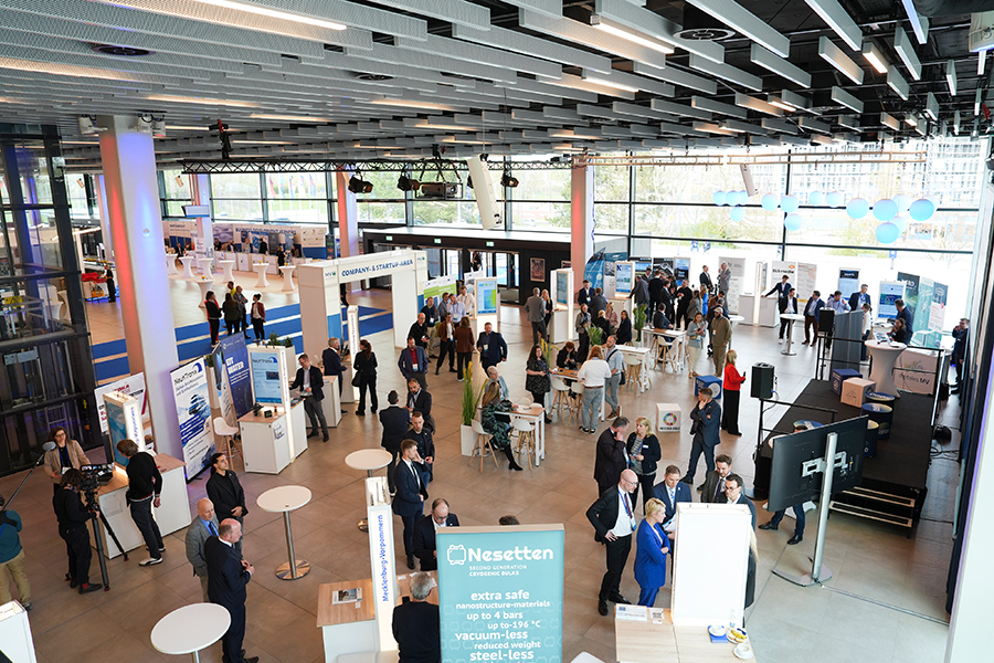 20 Unternehmen präsentieren sich in der Company- und Startup Area/20 Companies present themselves in the start up area