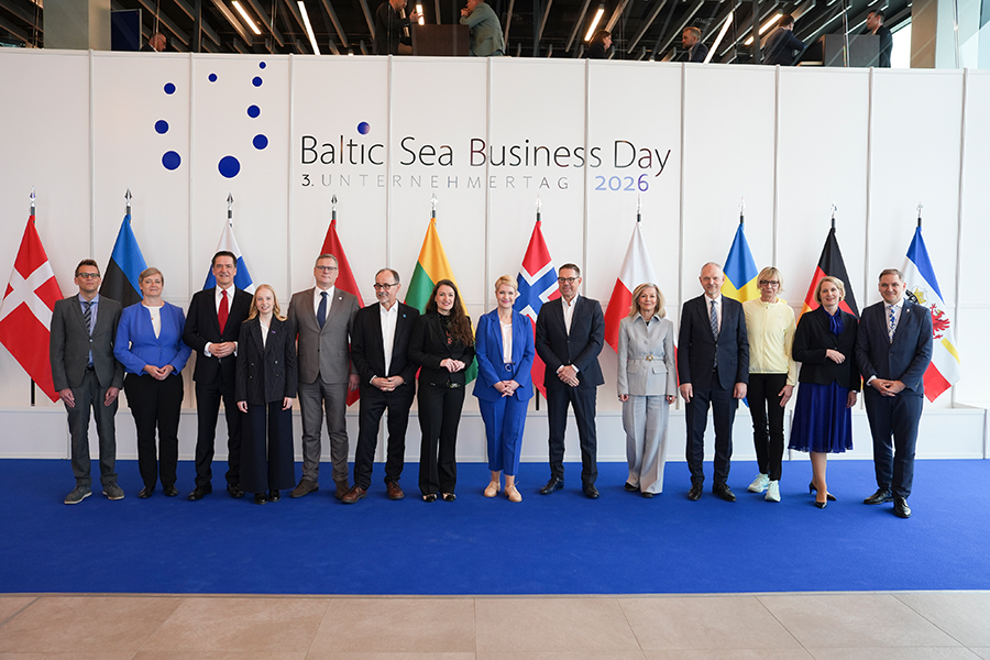 Gruppenbild vor Flaggen und CD-Rückwand/Foto of a group of political representatives. Behind them are flags of the countries they represent.