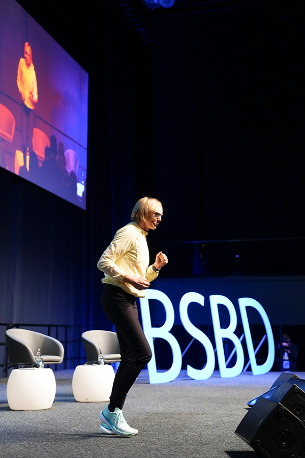 Heike Drechsler Bryggare (zweifache Olympiasiegerin und mehrfache Weltmeisterin) bringt den Saal in Bewegung… /Heike Drechsler-Bryggare (two-time Olympic champion and multiple world champion) brings he hall into sporty movement…
