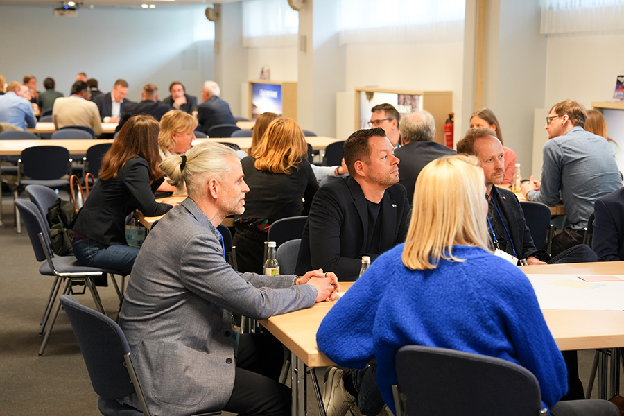 Session 3 – Unternehmererfolg und Mitarbeitergesundheit im Einklang: Diskussionsrunden mit Heike Drechsler-Bryggare an Thementischen/Session 3 Aligning Corporate Success with Employee Well-being - Discussions with Heike Drechsler Bryggare at themed tables